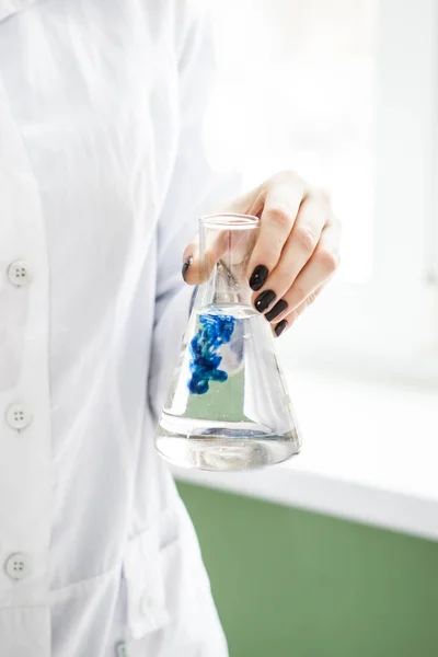 Девушка Лаборант Смешивает Голубые Прозрачные Жидкости Колбах — стоковое фото