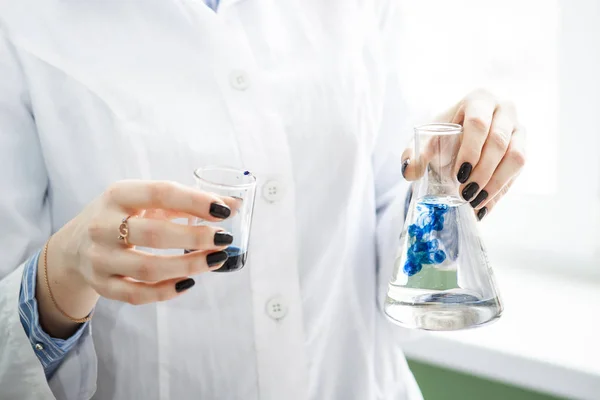Девушка Лаборант Смешивает Голубые Прозрачные Жидкости Колбах — стоковое фото