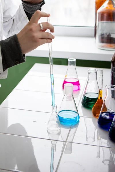 Девушка Лаборант Смешивает Различные Жидкости Колбах Лаборатории — стоковое фото