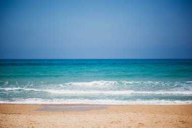 Güneşli havalarda turkuaz suyu olan Akdeniz sahilleri