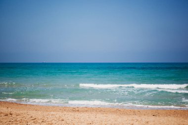 Güneşli havalarda turkuaz suyu olan Akdeniz sahilleri