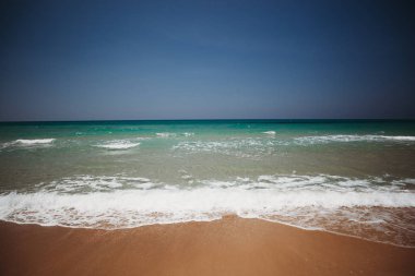 Güneşli havalarda turkuaz suyu olan Akdeniz sahilleri