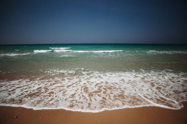 Güneşli havalarda turkuaz suyu olan Akdeniz sahilleri