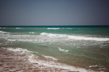 Güneşli havalarda turkuaz suyu olan Akdeniz sahilleri