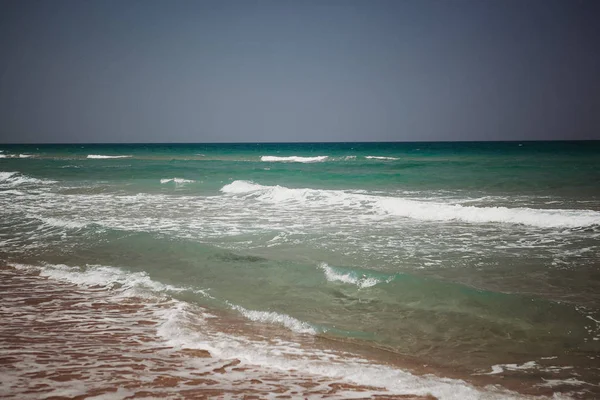 Medelhavsstrand Med Turkost Vatten Soligt Väder — Stockfoto