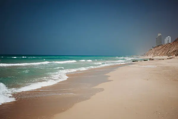 天気の良い日にターコイズブルーの水と地中海のビーチ — ストック写真