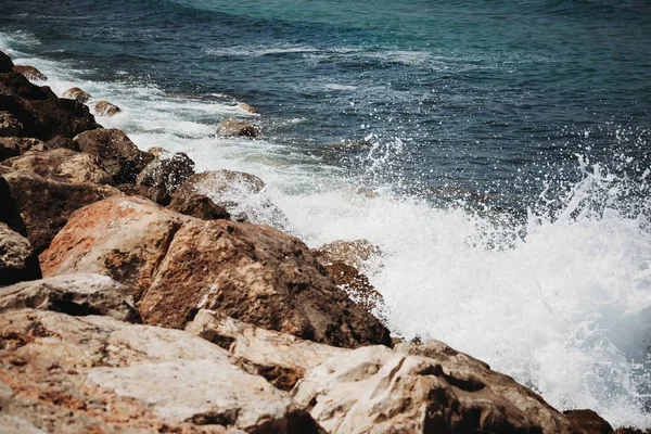 Las Olas Del Mar Golpean Contra Las Piedras — Foto de Stock