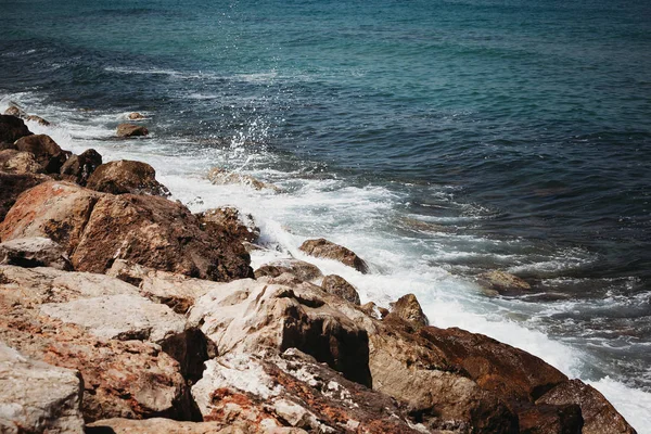 Ondas Mar Batem Contra Pedras — Fotografia de Stock
