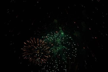 Kalabalık havai fişekleri izliyor ve kutluyor, güzel havai fişekler gökyüzünü aydınlatıyor, yeni yıl havai fişekleri kutluyor