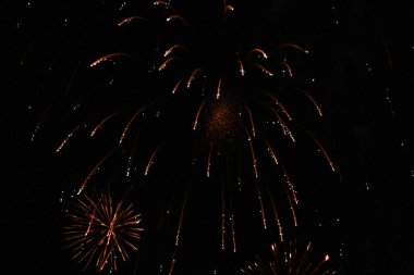 Kalabalık havai fişekleri izliyor ve kutluyor, güzel havai fişekler gökyüzünü aydınlatıyor, yeni yıl havai fişekleri kutluyor