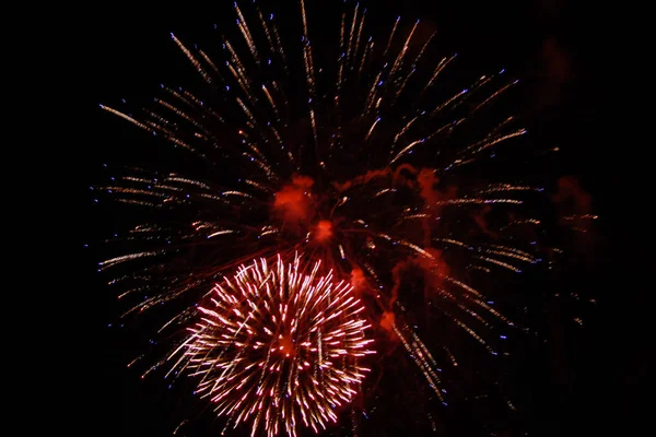 Multidão Assistindo Fogos Artifício Comemorando Belos Fogos Artifício Iluminar Céu — Fotografia de Stock