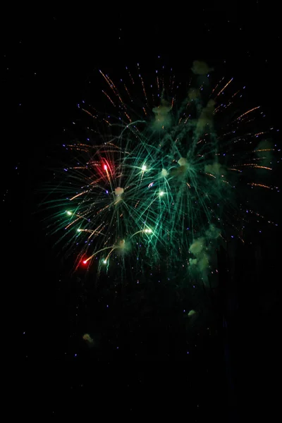 Multidão Assistindo Fogos Artifício Comemorando Belos Fogos Artifício Iluminar Céu — Fotografia de Stock