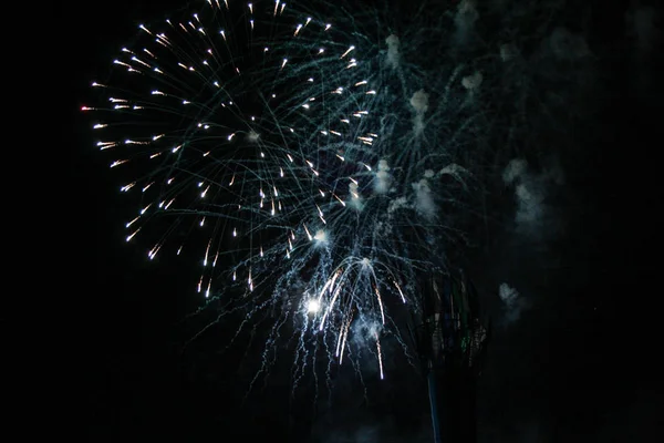 Multidão Assistindo Fogos Artifício Comemorando Belos Fogos Artifício Iluminar Céu — Fotografia de Stock