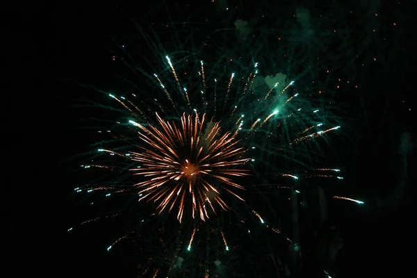 Multidão Assistindo Fogos Artifício Comemorando Belos Fogos Artifício Iluminar Céu — Fotografia de Stock