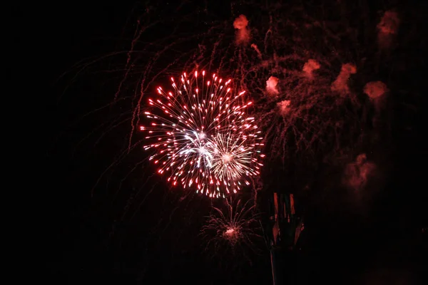 Multidão Assistindo Fogos Artifício Comemorando Belos Fogos Artifício Iluminar Céu — Fotografia de Stock