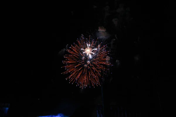 Толпа Смотрит Фейерверки Празднует Красивые Фейерверки Освещают Небо Новогодний Фейерверк — стоковое фото