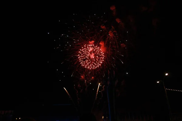 Multitud Viendo Fuegos Artificiales Celebrando Hermosos Fuegos Artificiales Iluminan Cielo — Foto de Stock