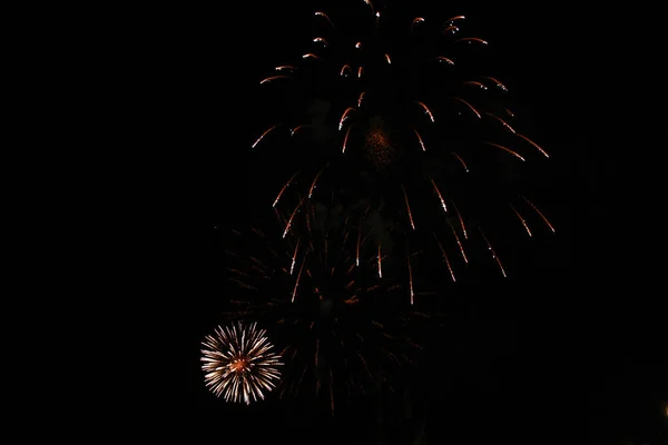 Multitud Viendo Fuegos Artificiales Celebrando Hermosos Fuegos Artificiales Iluminan Cielo — Foto de Stock