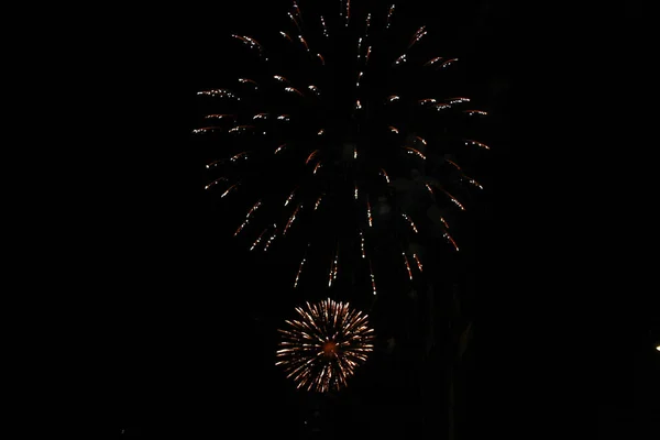 Multitud Viendo Fuegos Artificiales Celebrando Hermosos Fuegos Artificiales Iluminan Cielo — Foto de Stock