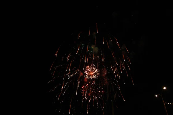 Multitud Viendo Fuegos Artificiales Celebrando Hermosos Fuegos Artificiales Iluminan Cielo — Foto de Stock