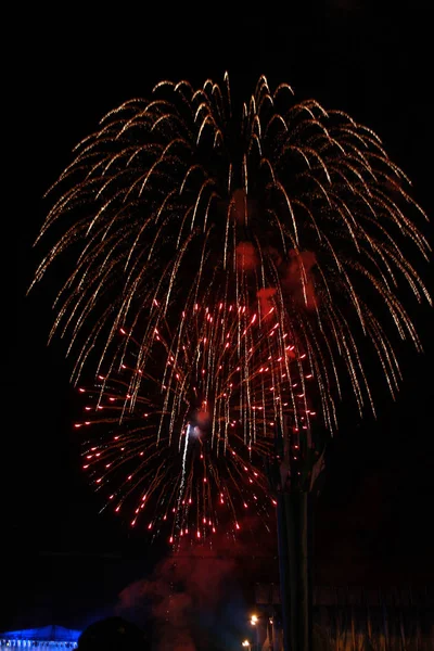 Multitud Viendo Fuegos Artificiales Celebrando Hermosos Fuegos Artificiales Iluminan Cielo — Foto de Stock