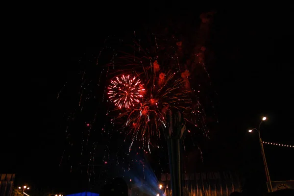 Multitud Viendo Fuegos Artificiales Celebrando Hermosos Fuegos Artificiales Iluminan Cielo — Foto de Stock