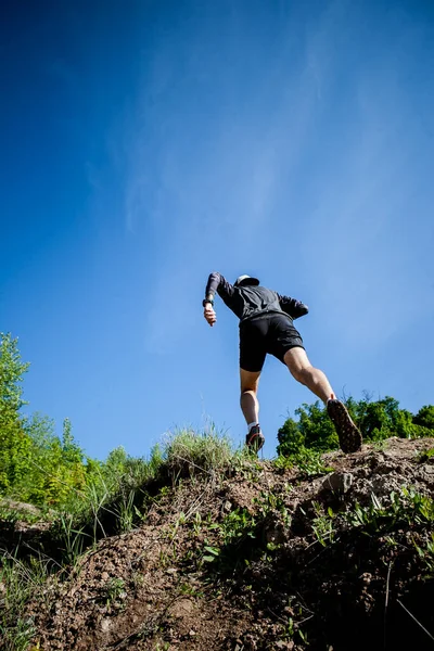 若い大人のスポーツマントレイルランナーは山の中で晴れた日に練習し — ストック写真