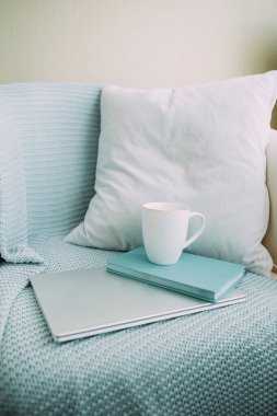 Beyaz kupa, mavi günlük ve defter. Hafif çalışma sabahı