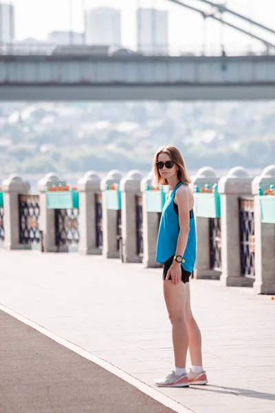 Giovane Ragazza Bionda Estate Corsa Formazione Passeggiate Lungo Lungomare — Foto Stock