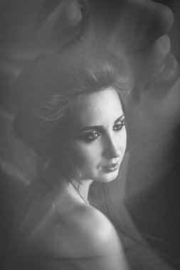 Açık omuzları ve saçları olan genç bir kadının mistik portresi yüksek saç stilinde bir araya geldi. Ruhu ve bedeni. çift pozlama