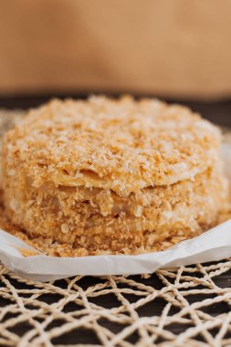 Arka planda kırıntıları olan ev yapımı katman pasta.