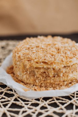 Arka planda kırıntıları olan ev yapımı katman pasta.