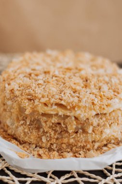 Arka planda kırıntıları olan ev yapımı katman pasta.