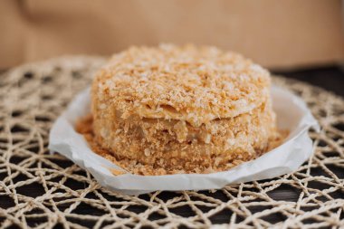 Arka planda kırıntıları olan ev yapımı katman pasta.