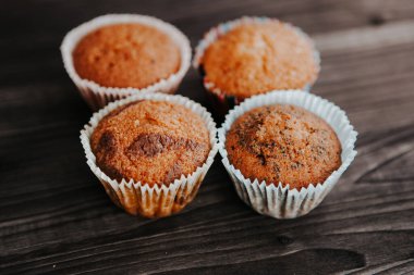 Ev yapımı kekler, arka planda farklı dolgular olan kapkekler.