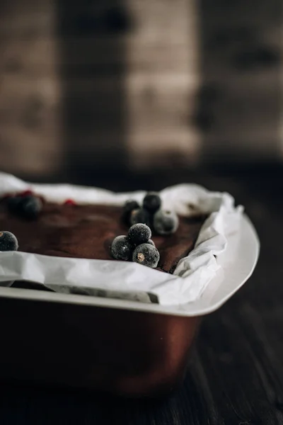 Brownie Dort Zdobený Zmrazenými Bobulemi Černého Rybízu Hnědé Plísni Bílým — Stock fotografie