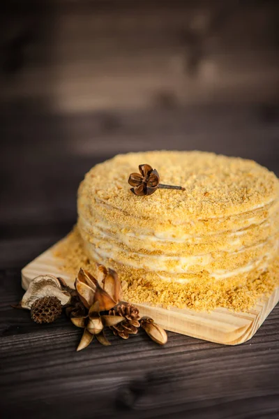 Gâteau Miel Fait Maison Décoré Fleurs Bois Doré Sur Fond — Photo