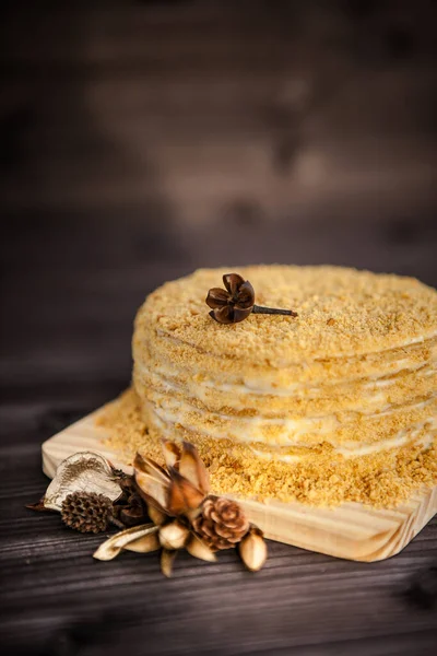 Gâteau Miel Fait Maison Décoré Fleurs Bois Doré Sur Fond — Photo