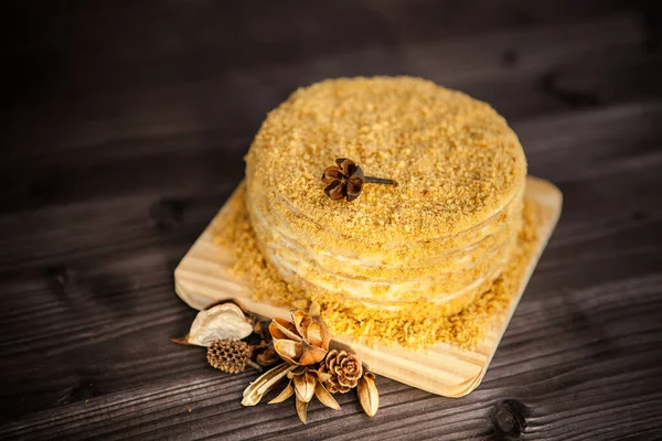 Gâteau Miel Fait Maison Décoré Fleurs Bois Doré Sur Fond — Photo