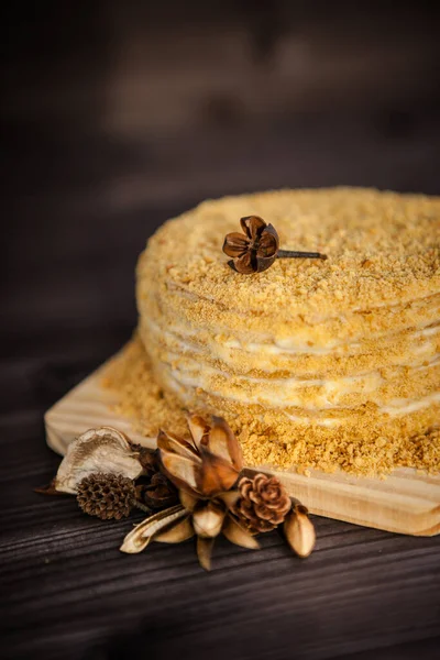 Gâteau Miel Fait Maison Décoré Fleurs Bois Doré Sur Fond — Photo