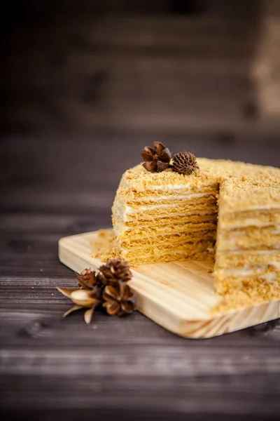 Hemgjord Honung Tårta Dekorerad Med Gyllene Trä Blommor Mörk Bakgrund — Stockfoto