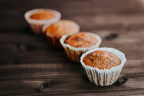 Gâteaux Faits Maison Cupcakes Avec Différentes Garnitures Sur Fond Sombre — Photo