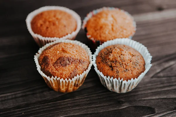 Hausgemachte Kuchen Cupcakes Mit Verschiedenen Füllungen Auf Dunklem Hintergrund — Stockfoto