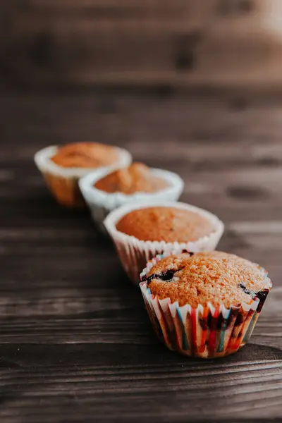 Gâteaux Faits Maison Cupcakes Avec Différentes Garnitures Sur Fond Sombre — Photo