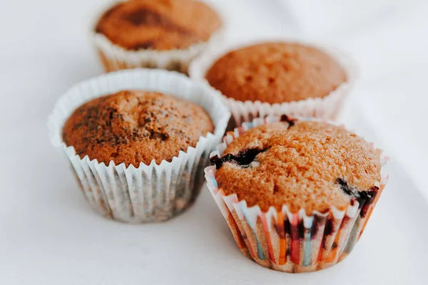 Hausgemachte Muffins Mit Verschiedenen Füllungen Auf Hellem Hintergrund Essen Für — Stockfoto