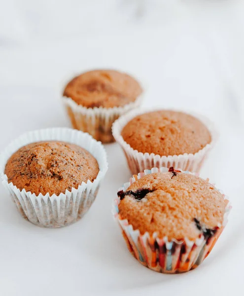 Hausgemachte Muffins Mit Verschiedenen Füllungen Auf Hellem Hintergrund Essen Für — Stockfoto