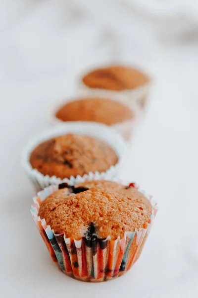 Hausgemachte Muffins Mit Verschiedenen Füllungen Auf Hellem Hintergrund Essen Für — Stockfoto