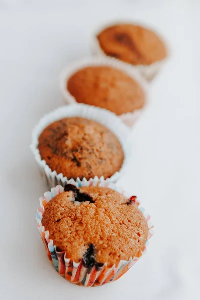 Hausgemachte Muffins Mit Verschiedenen Füllungen Auf Hellem Hintergrund Essen Für — Stockfoto