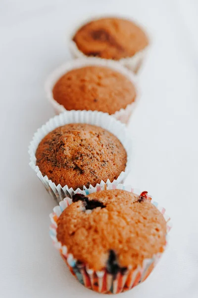 Hausgemachte Muffins Mit Verschiedenen Füllungen Auf Hellem Hintergrund Essen Für — Stockfoto