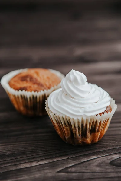 Hausgemachte Kuchen Cupcakes Mit Verschiedenen Füllungen Auf Dunklem Hintergrund — Stockfoto